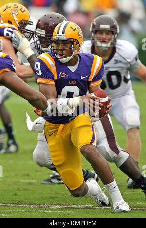 Sep 26, 2009 - Starkville, Mississippi, USA - 26. September 2009: Quarteback Jordan Jefferson (9) durch die Leitung Rauschen. Die LSU Tigers besiegte die MSU-Bulldogs 30-26 im Davis Wade Stadion in Starkville MS. (Credit-Bild: © Fichte Derden/Southcreek Global/ZUMApress.com) Stockfoto