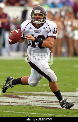 Sep 26, 2009 - Starkville, Mississippi, USA - 26. September 2009: Quarterback Tyson Lee (16) sucht nach einem Empfänger tieffeldverschoben. Die LSU Tigers besiegte die MSU-Bulldogs 30-26 im Davis Wade Stadion in Starkville MS. (Credit-Bild: © Fichte Derden/Southcreek Global/ZUMApress.com) Stockfoto