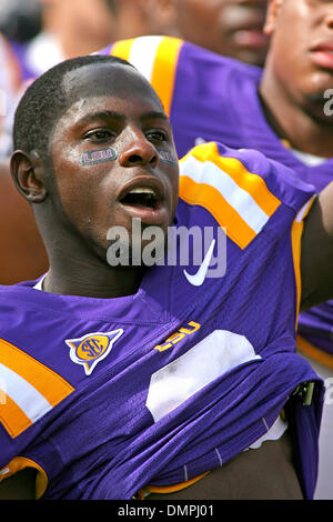 Sep 26, 2009 - Starkville, Mississippi, USA - 26. September 2009: Wide Receiver Trindon Holliday singt, während die LSU-Band am Ende des Spiels spielt.  Die LSU Tigers besiegte die MSU-Bulldogs 30-26 im Davis Wade Stadion in Starkville MS. (Credit-Bild: © Fichte Derden/Southcreek Global/ZUMApress.com) Stockfoto