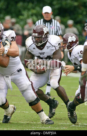 Sep 27, 2009 - Starkville, Mississippi, USA - 26. September 2009: Running Back Anthony Dixon (24) auf der Suche nach ein Loch. Die LSU Tigers besiegte die MSU-Bulldogs 30-26 im Davis Wade Stadion in Starkville MS. (Credit-Bild: © Fichte Derden/Southcreek Global/ZUMApress.com) Stockfoto