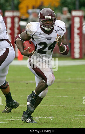 Sep 27, 2009 - Starkville, Mississippi, USA - 26. September 2009: Running Back Anthony Dixon (24) sieht etwas Licht für zusätzliche Birdie. Die LSU Tigers besiegte die MSU-Bulldogs 30-26 im Davis Wade Stadion in Starkville MS. (Credit-Bild: © Fichte Derden/Southcreek Global/ZUMApress.com) Stockfoto