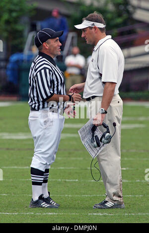 Sep 27, 2009 - Starkville, Mississippi, USA - 26. September 2009: Mississippi State Head Coach Dan Mullen diskutieren mit einem Beamten auf dem Feld. Die LSU Tigers besiegte die MSU-Bulldogs 30-26 im Davis Wade Stadion in Starkville MS. (Credit-Bild: © Fichte Derden/Southcreek Global/ZUMApress.com) Stockfoto