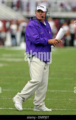 Sep 27, 2009 - Starkville, Mississippi, USA - 26. September 2009: LSU Head Coach Les Miles die Uhr beobachten, wie das Spiel nähert sich das Ende. Die LSU Tigers besiegte die MSU-Bulldogs 30-26 im Davis Wade Stadion in Starkville MS. (Credit-Bild: © Fichte Derden/Southcreek Global/ZUMApress.com) Stockfoto