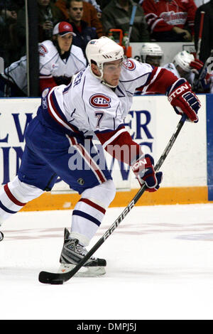 September 30, 2009 - Oshawa, Ontario, Kanada - 30. September 2009: Bulldog Yannick Weber (7) übergibt den Puck. Die Hamilton Bulldogs spielten die Toronto Marlies und besiegte sie 3: 0 in der GM-Zentrum in Oshawa, Ontario (Credit-Bild: © Steve Dachgaube/Southcreek Global/ZUMApress.com) Stockfoto