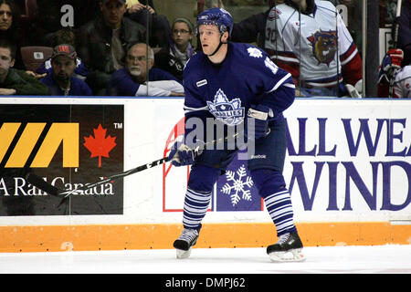 September 30, 2009 - Oshawa, Ontario, Kanada - 30. September 2009: Marlies Tom Galvin (15) erwartet den Puck Tropfen. Die Hamilton Bulldogs spielten die Toronto Marlies und besiegte sie 3: 0 in der GM-Zentrum in Oshawa, Ontario (Credit-Bild: © Steve Dachgaube/Southcreek Global/ZUMApress.com) Stockfoto