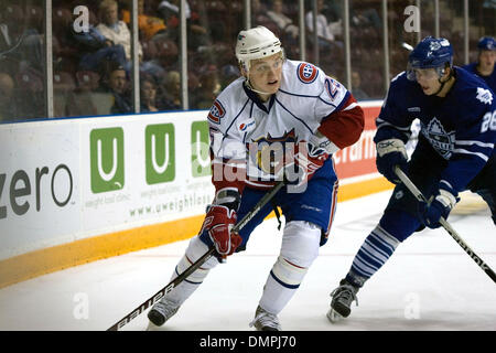 September 30, 2009 - Oshawa, Ontario, Kanada - 30. September 2009: Bulldogs Ryan White (25) nimmt den Puck in die Marlies Zone. Die Hamilton Bulldogs spielten die Toronto Marlies und besiegte sie 3: 0 in der GM-Zentrum in Oshawa, Ontario (Credit-Bild: © Steve Dachgaube/Southcreek Global/ZUMApress.com) Stockfoto