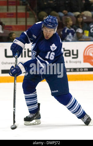 September 30, 2009 - Oshawa, Ontario, Kanada - 30. September 2009: Marlies Stefano Giliati (16) schießt den Puck auf der Bulldog Net. Die Hamilton Bulldogs spielten die Toronto Marlies und besiegte sie 3: 0 in der GM-Zentrum in Oshawa, Ontario (Credit-Bild: © Steve Dachgaube/Southcreek Global/ZUMApress.com) Stockfoto