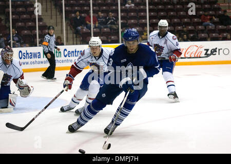 September 30, 2009 - Oshawa, Ontario, Kanada - 30. September 2009: Marlies Andre Deveaux (13) nimmt den Puck in der Bulldog-Zone. Die Hamilton Bulldogs spielten die Toronto Marlies und besiegte sie 3: 0 in der GM-Zentrum in Oshawa, Ontario (Credit-Bild: © Steve Dachgaube/Southcreek Global/ZUMApress.com) Stockfoto