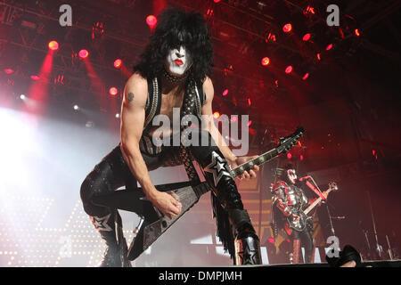 7. Oktober 2009 - Oshawa, Ontario, Kanada - 7. Oktober 2009: die legendäre Band KISS spielen im GM Centre in Oshawa, Ontario als Gewinner der Online-Abstimmung Umfrage Kuss zu sehen, wer die meisten Stimmen zu Host Kuss. Oshawa gewann mit etlichen tausend Stimmen. (Kredit-Bild: © Steve Dachgaube/Southcreek Global/ZUMApress.com) Stockfoto