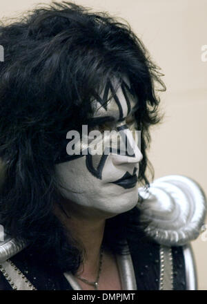 7. Oktober 2009 - Oshawa, Ontario, Kanada - 7. Oktober 2009: hinter den Kulissen mit KISS Tommy Thayer Minuten bevor He legendären Band KISS spielen im GM Centre in Oshawa, Ontario, als Gewinner der Online-Abstimmung Umfrage Kuss zu sehen, wer die meisten Stimmen zu Host Kuss. (Kredit-Bild: © Steve Dachgaube/Southcreek Global/ZUMApress.com) Stockfoto