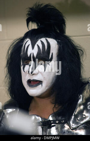 7. Oktober 2009 - Oshawa, Ontario, Kanada - 7. Oktober 2009: hinter den Kulissen mit KISS Gene Simmons Minuten bevor He legendären Band KISS spielen im GM Centre in Oshawa, Ontario, als Gewinner der Online-Abstimmung Umfrage Kuss zu sehen, wer die meisten Stimmen zu Host Kuss. (Kredit-Bild: © Steve Dachgaube/Southcreek Global/ZUMApress.com) Stockfoto