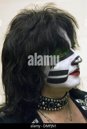 7. Oktober 2009 - Oshawa, Ontario, Kanada - 7. Oktober 2009: hinter den Kulissen mit KISS Eric Singer Minuten bevor He legendären Band KISS spielen im GM Centre in Oshawa, Ontario, als Gewinner der Online-Abstimmung Umfrage Kuss zu sehen, wer die meisten Stimmen zu Host Kuss. (Kredit-Bild: © Steve Dachgaube/Southcreek Global/ZUMApress.com) Stockfoto