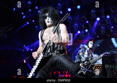 7. Oktober 2009 - Oshawa, Ontario, Kanada - 7. Oktober 2009: die legendäre Band KISS spielen im GM Centre in Oshawa, Ontario als Gewinner der Online-Abstimmung Umfrage Kuss zu sehen, wer die meisten Stimmen zu Host Kuss. Oshawa gewann mit etlichen tausend Stimmen. (Kredit-Bild: © Steve Dachgaube/Southcreek Global/ZUMApress.com) Stockfoto