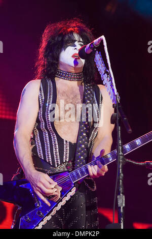 7. Oktober 2009 - Oshawa, Ontario, Kanada - 7. Oktober 2009: die legendäre Band KISS spielen im GM Centre in Oshawa, Ontario als Gewinner der Online-Abstimmung Umfrage Kuss zu sehen, wer die meisten Stimmen zu Host Kuss. Oshawa gewann mit etlichen tausend Stimmen. (Kredit-Bild: © Steve Dachgaube/Southcreek Global/ZUMApress.com) Stockfoto