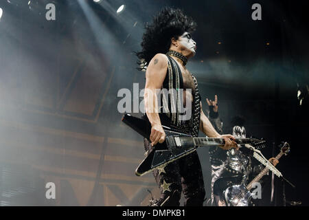 7. Oktober 2009 - Oshawa, Ontario, Kanada - 7. Oktober 2009: die legendäre Band KISS spielen im GM Centre in Oshawa, Ontario als Gewinner der Online-Abstimmung Umfrage Kuss zu sehen, wer die meisten Stimmen zu Host Kuss. Oshawa gewann mit etlichen tausend Stimmen. (Kredit-Bild: © Steve Dachgaube/Southcreek Global/ZUMApress.com) Stockfoto