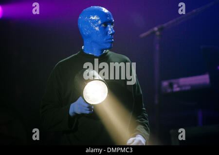 22. Oktober 2009 - Oshawa, Ontario, Kanada - 22. Oktober 2009: die Blue Man Group führen Sie als Teil ihrer "Wie ein Megastar sein" Tour im GM Zentrum, Oshawa, Ontario. (Kredit-Bild: © Steve Dachgaube/Southcreek Global/ZUMApress.com) Stockfoto