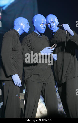 22. Oktober 2009 - Oshawa, Ontario, Kanada - 22. Oktober 2009: die Blue Man Group führen Sie als Teil ihrer "Wie ein Megastar sein" Tour im GM Zentrum, Oshawa, Ontario. (Kredit-Bild: © Steve Dachgaube/Southcreek Global/ZUMApress.com) Stockfoto