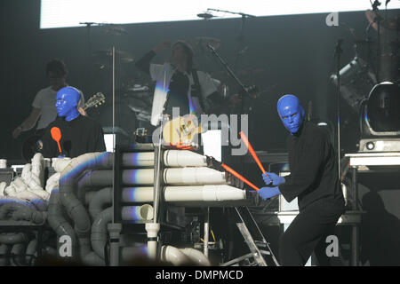 22. Oktober 2009 - Oshawa, Ontario, Kanada - 22. Oktober 2009: die Blue Man Group führen Sie als Teil ihrer "Wie ein Megastar sein" Tour im GM Zentrum, Oshawa, Ontario. (Kredit-Bild: © Steve Dachgaube/Southcreek Global/ZUMApress.com) Stockfoto