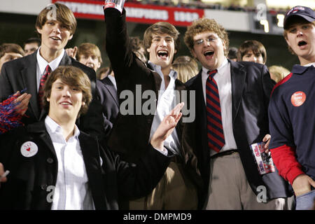 24. Oktober 2009 - Oxford, Mississippi, USA - 17. Oktober 2009: Ole Miss Fans während der Spielaktion im Spiel zwischen den UAB Blazers und der Ole Miss Rebellen Vaught Hemingway-Stadion in Oxford, MS gespielt wird.  Der Ole Miss Rebellen besiegt die UAB Blazers 48-13. (Kredit-Bild: © Fichte Derden/Southcreek Global/ZUMApress.com) Stockfoto