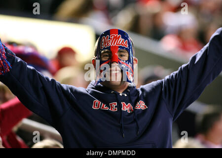 24. Oktober 2009 - Oxford, Mississippi, USA - 17. Oktober 2009: Ole Miss Fans während der Spielaktion im Spiel zwischen den UAB Blazers und der Ole Miss Rebellen Vaught Hemingway-Stadion in Oxford, MS gespielt wird.  Der Ole Miss Rebellen besiegt die UAB Blazers 48-13. (Kredit-Bild: © Fichte Derden/Southcreek Global/ZUMApress.com) Stockfoto