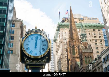 Trump Tower Clock mit fünften Avenue Presbyterian Church-Turm im Hintergrund Stockfoto