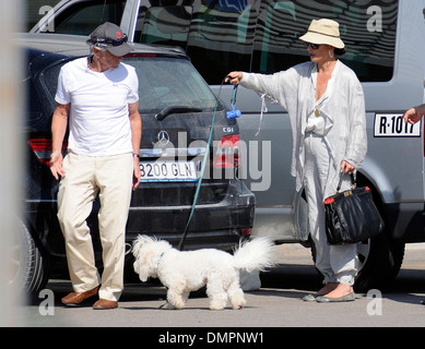 Catherine Zeta-Jones und Michael Douglas de Flughafen von Mallorca. Stockfoto