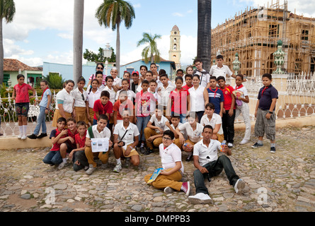 Kuba - eine Gruppe von sekundären Schulkinder auf einem Tagesausflug in die Plaza Major central square, Trinidad, Kuba, Karibik Stockfoto