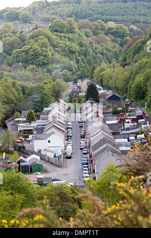 Häuser in Bäumen gesäumten Tal, Aberbeeg, Wales, UK Stockfoto