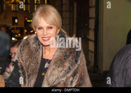 Die Duchess Theatre, London, UK. 16. Dezember 2013. Joanna Lumley kommt für die erste Nacht des Will Tucketts gefeierten The Wind in den Weiden, wie es The Duchess Theatre in London eröffnet. Bildnachweis: Paul Davey/Alamy Live-Nachrichten Stockfoto