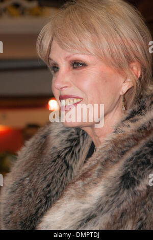 Die Duchess Theatre, London, UK. 16. Dezember 2013. Joanna Lumley kommt für die erste Nacht des Will Tucketts gefeierten The Wind in den Weiden, wie es The Duchess Theatre in London eröffnet. Bildnachweis: Paul Davey/Alamy Live-Nachrichten Stockfoto