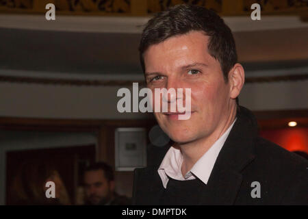 Die Duchess Theatre, London, UK. 16. Dezember 2013. Nigel Harman kommt für die erste Nacht des Will Tucketts gefeierten The Wind in den Weiden, wie es The Duchess Theatre in London eröffnet. Bildnachweis: Paul Davey/Alamy Live-Nachrichten Stockfoto