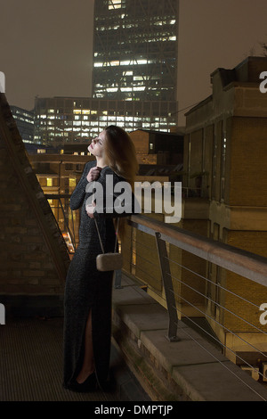 Frau im Abendkleid Stockfoto