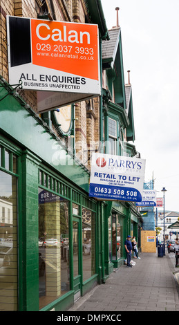 Reihe von Geschäften in der High Street mit zu lassen und geschlossen Zeichen, Abergavenny, Wales, UK Stockfoto