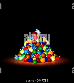 bunte Weihnachtskugeln auf dem Boden in den dunklen Raum Stockfoto