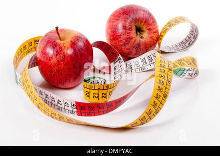 Maßband und roter Apfel isoliert auf weißem Hintergrund Stockfoto