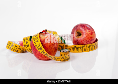 Maßband und roter Apfel isoliert auf weißem Hintergrund Stockfoto