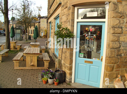 Eingang zum "Dorfplatz", ein Café/Bäckerei im Herzen von Eyam; der Peak District historischen Pest Dorf, Derbyshire, UK Stockfoto