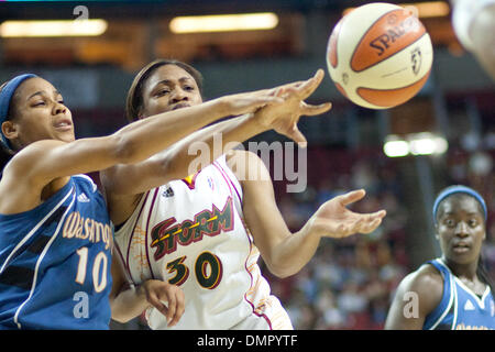 25. August 2009 - Seattle, Washington, USA - 25. August 2009: Tanisha Wright (30) geht der Ball außerhalb der Reichweite von Lindsey Harding (10) während die Seattle Storm 78 68 Sieg über die Washington Mystiker in der Key Arena in Seattle Washington. (Kredit-Bild: © Andrew Fredrickson/Southcreek Global/ZUMApress.com) Stockfoto