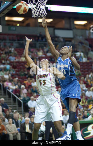 25. August 2009 - Seattle, Washington, USA - 25. August 2009: Janell Burse (33) fährt auf die Spur während der Seattle Storm 78 68 Sieg über Washington Mystics bei Key Arena in Seattle Washington. (Kredit-Bild: © Andrew Fredrickson/Southcreek Global/ZUMApress.com) Stockfoto