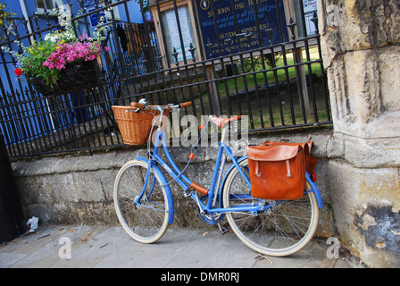 blaue Fahrrad in Glastonbury High Street, Somerset UK Stockfoto