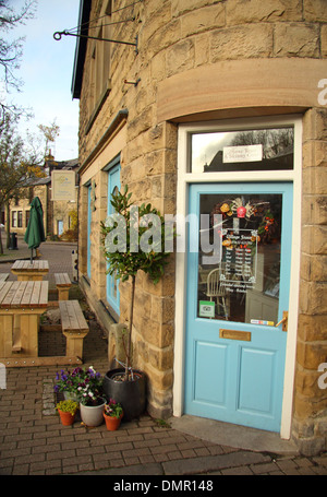 Eingang zum "Dorfplatz", ein Café/Bäckerei im Herzen von Eyam; der Peak District historischen Pest Dorf, Derbyshire, UK Stockfoto