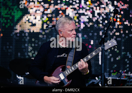 Bernard Sumner von New Order führt auf der Bühne während der BT-Abschlussfeier London Live Konzert im Hyde Park in London-England - Stockfoto
