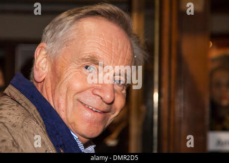 Die Duchess Theatre, London, UK. 16. Dezember 2013. Jeffrey Archer kommt für die erste Nacht des Will Tucketts gefeierten The Wind in den Weiden, wie es The Duchess Theatre in London eröffnet. Bildnachweis: Paul Davey/Alamy Live-Nachrichten Stockfoto