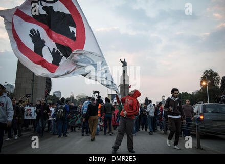 Kairo, Ägypten. 16. Dezember 2013. Eine ägyptische Demonstrator winkt eine Fahne gegen Gewalt durch die Sicherheitskräfte auf Demonstranten während einer Demonstration in der Innenstadt von Kairo, Ägypten, auf Dec.16, 2013. Ein Marsch hieß am Montag von mehreren Fraktionen gegenüber Ägyptisches Kabinett um Auseinandersetzungen außerhalb des Kabinetts Gebäudes zwischen Demonstranten und Sicherheitskräften in 2011 zu gedenken, was zur Folge hatte, dass mehrere Menschen starben und Hunderte verletzt wurden. Bildnachweis: Pan-Chaoyue/Xinhua/Alamy Live-Nachrichten Stockfoto