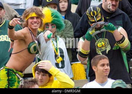 24. Oktober 2009 - Seattle, Washington, USA - 24. Oktober 2009: Oregon Ente-Fans zu feiern, wie das Team aufs Feld stürzt, bevor das Spiel zwischen der #11 Oregon Ducks eingestuft und der Washington Huskies im Husky Stadium in Seattle, WA gespielt wird. (Kredit-Bild: © Andrew Fredrickson/Southcreek Global/ZUMApress.com) Stockfoto