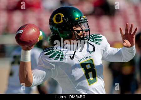 Oregon Ducks quarterback Jeremiah Masoli (8) von Daly City, Kalifornien während Warm Ups am Samstag im Stanford Stadium, Foster Feld. Die Stanford Cardinals antreten mit dem Oregon Ducks. (Kredit-Bild: © Konsta Goumenidis/Southcreek Global/ZUMApress.com) Stockfoto