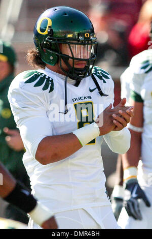 Oregon Ducks quarterback Jeremiah Masoli (8) von Daly City, Kalifornien während Warm Ups am Samstag im Stanford Stadium, Foster Feld. Die Stanford Cardinals antreten mit dem Oregon Ducks. (Kredit-Bild: © Konsta Goumenidis/Southcreek Global/ZUMApress.com) Stockfoto