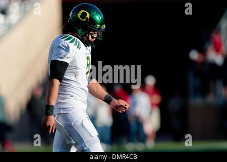 Oregon Ducks quarterback Jeremiah Masoli (8) von Daly City, Kalifornien während der Spielaktion am Samstag im Stanford Stadium, Foster Feld. Die Stanford Cardinals schlagen die Oregon Ducks 51-42. (Kredit-Bild: © Konsta Goumenidis/Southcreek Global/ZUMApress.com) Stockfoto