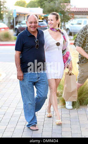Richard Anthony "Cheech" Marin Spaziergänge Malibu Country Mart mit seiner Frau russische Pianistin Natascha Rubin Los Angeles Stockfoto