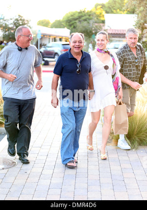 Richard Anthony "Cheech" Marin Spaziergänge Malibu Country Mart mit seiner Frau russische Pianistin Natascha Rubin Los Angeles Stockfoto